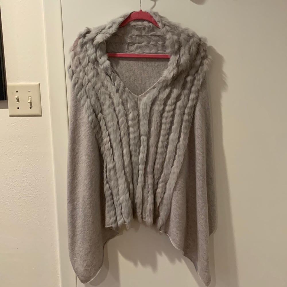Gray poncho with rabbit fur detail